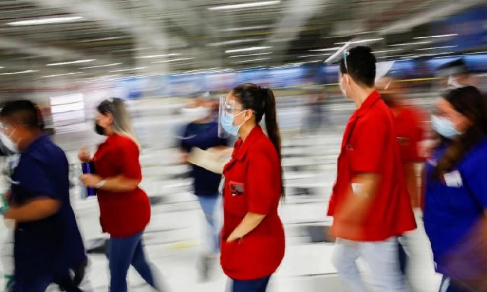 ΗΠΑ: Δίκοπο "μαχαίρι" για εργαζόμενους και επιχειρήσεις η εντολή Μπάιντεν για τους εμβολιασμούς